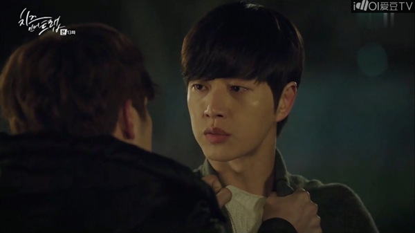 “Cheese In The Trap”: Park Hae Jin ôm người yêu cực mùi mẫn trên giường bệnh - Ảnh 18.