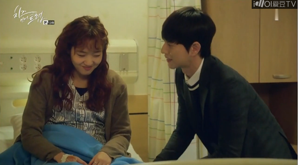 “Cheese In The Trap”: Park Hae Jin ôm người yêu cực mùi mẫn trên giường bệnh - Ảnh 6.