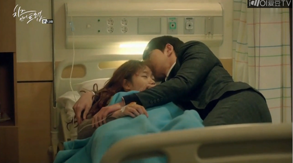 “Cheese In The Trap”: Park Hae Jin ôm người yêu cực mùi mẫn trên giường bệnh - Ảnh 8.
