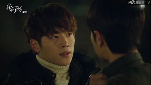 “Cheese In The Trap”: Park Hae Jin ôm người yêu cực mùi mẫn trên giường bệnh - Ảnh 17.
