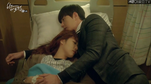 “Cheese In The Trap”: Park Hae Jin ôm người yêu cực mùi mẫn trên giường bệnh - Ảnh 9.