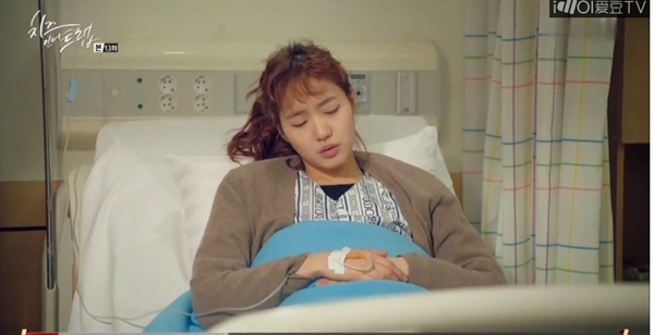 “Cheese In The Trap”: Park Hae Jin ôm người yêu cực mùi mẫn trên giường bệnh - Ảnh 2.