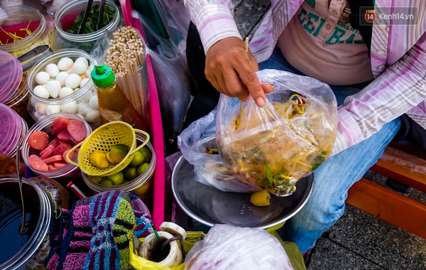 Chị bán bánh tráng trộn được yêu thích nhất ở hồ Con Rùa: CHẢNHnhưng cực dễ thương! - Ảnh 4.