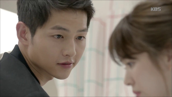 “Hậu Duệ Mặt Trời”: Song Joong Ki “say nắng” Song Hye Kyo từ cái nhìn đầu tiên - Ảnh 32.