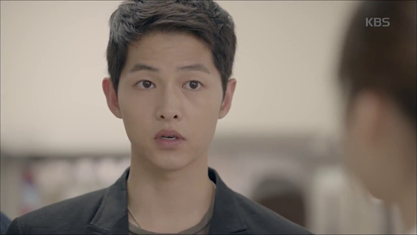 “Hậu Duệ Mặt Trời”: Song Joong Ki “say nắng” Song Hye Kyo từ cái nhìn đầu tiên - Ảnh 19.