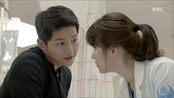 “Hậu Duệ Mặt Trời”: Song Joong Ki “say nắng” Song Hye Kyo từ cái nhìn đầu tiên - Ảnh 34.