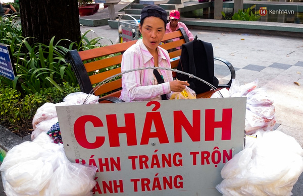 Chị bán bánh tráng trộn được yêu thích nhất ở hồ Con Rùa: CHẢNHnhưng cực dễ thương! - Ảnh 1.