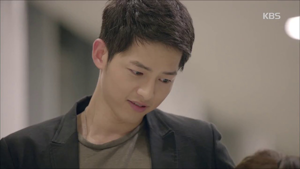 “Hậu Duệ Mặt Trời”: Song Joong Ki “say nắng” Song Hye Kyo từ cái nhìn đầu tiên - Ảnh 39.