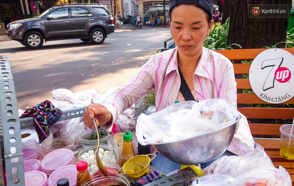 Chị bán bánh tráng trộn được yêu thích nhất ở hồ Con Rùa: CHẢNHnhưng cực dễ thương! - Ảnh 3.