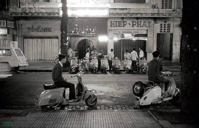   Sài Gòn năm 1967.Thanh niên Sài Gòn đi chơi đêm, hai anh bên này chắc chờ đào.  