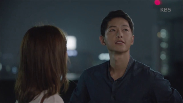 “Hậu Duệ Mặt Trời”: Song Joong Ki “say nắng” Song Hye Kyo từ cái nhìn đầu tiên - Ảnh 44.