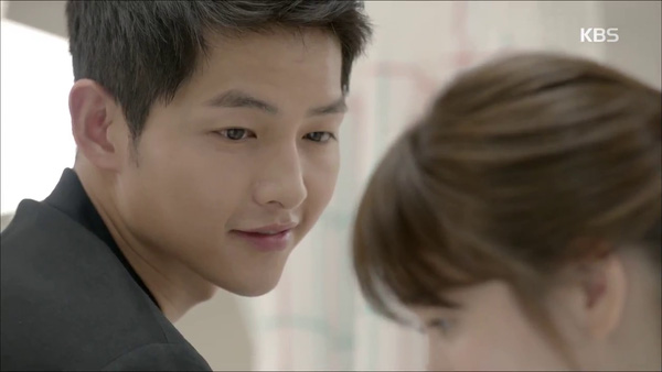 “Hậu Duệ Mặt Trời”: Song Joong Ki “say nắng” Song Hye Kyo từ cái nhìn đầu tiên - Ảnh 35.