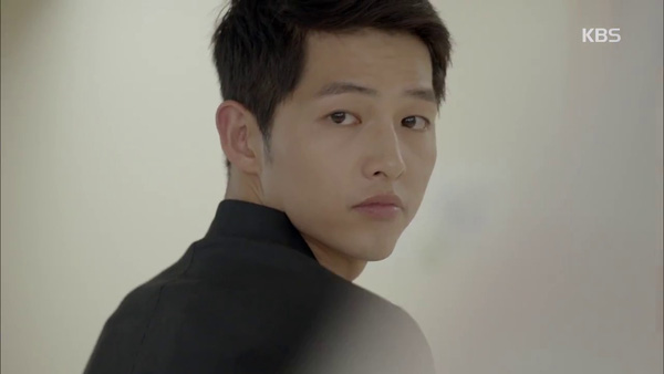 “Hậu Duệ Mặt Trời”: Song Joong Ki “say nắng” Song Hye Kyo từ cái nhìn đầu tiên - Ảnh 21.