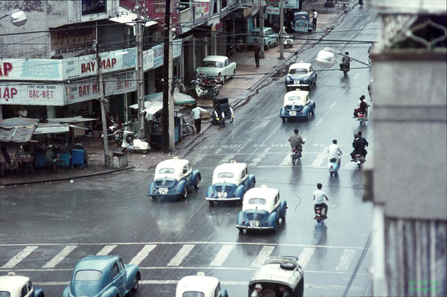   Hình ảnh được chụp từ năm 1970, theo như Duong Hiep đây có thể là đường Nguyễn Trãi khúc Quận 5  