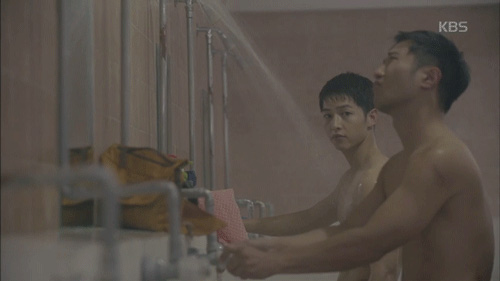 “Hậu Duệ Mặt Trời”: Nín thở với cảnh tắm nóng bỏng của Song Joong Ki - Ảnh 3.