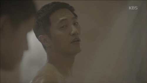 “Hậu Duệ Mặt Trời”: Nín thở với cảnh tắm nóng bỏng của Song Joong Ki - Ảnh 4.