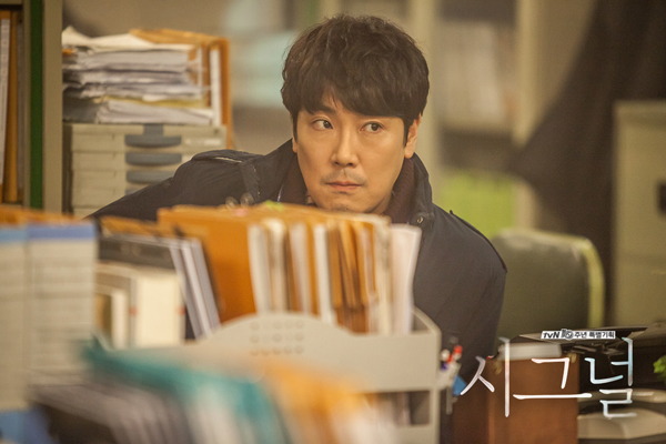 “Signal”: Cha Soo Hyun sững người khi tìm thấy hài cốt của Lee Jae Han - Ảnh 32.