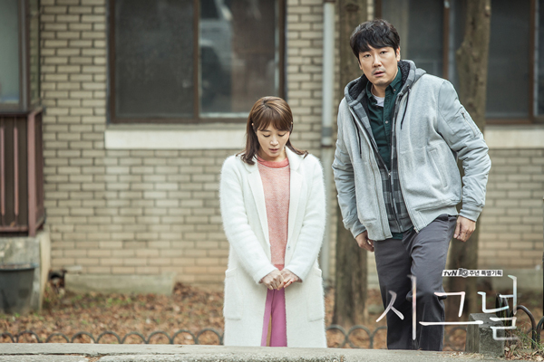 “Signal”: Cha Soo Hyun sững người khi tìm thấy hài cốt của Lee Jae Han - Ảnh 31.