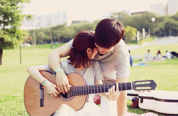 Đều học nhạc nên S.K.Couple thường đăng tải video hợp tấu piano - guitar lên kênh   YouTube chung, khiến các fan càng thêm ghen tỵ. Kênh YouTube của cặp đôi thu   hút gần 96.000 người theo dõi.