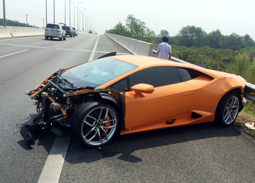 Chiếc Lamborghini màu cam gặp nạn trên cao tốc Long Thành. Ảnh: Vân Quỳnh