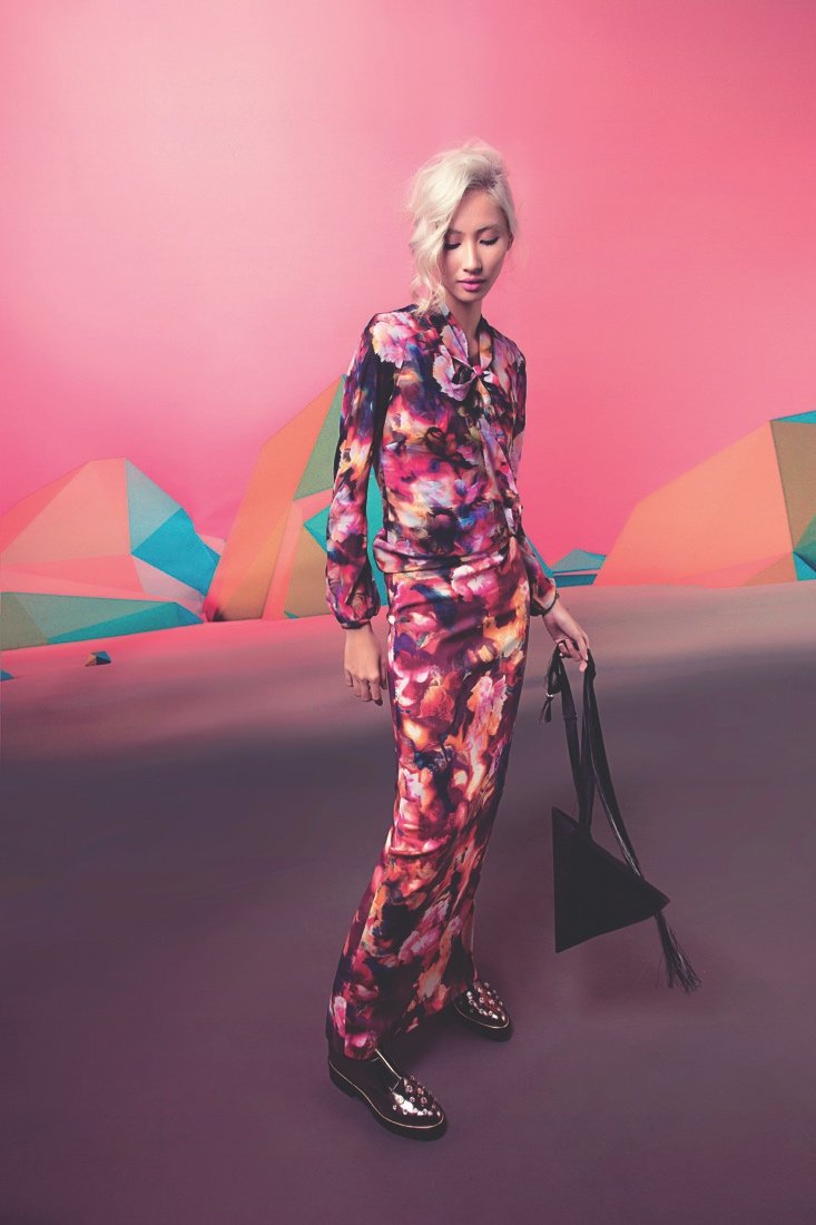 Áo lụa cổ thắt nơ ribbon và đầm dài in họa tiết phong cách hội họa Karen Millen, Túi xách khối hộp hình học kết hợp dây đeo tua rua mảnh Anna Võ, Giày oxford chất liệu da bóng ánh kim, đính đá trang trí Max&Co.