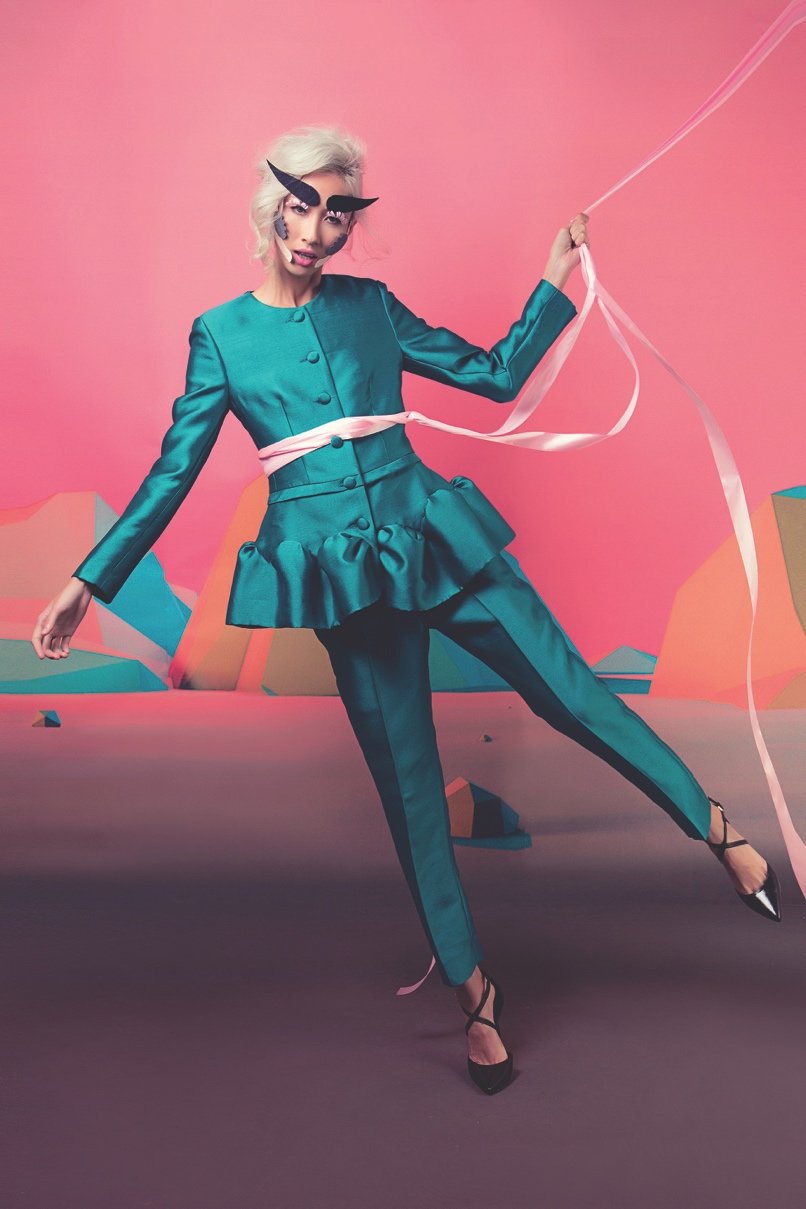 Áo suit cách điệu với chi tiết peplum xếp nếp tạo volume, và quần tây ống côn màu xanh turquoise Anna Võ, Giày cao gót quai chéo Aldo
