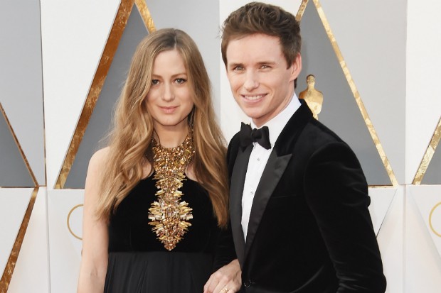  Eddie đưa vợ đi dự lễ trao giải Oscar lần thứ 88, tháng 2/2016. Lúc này, vợ anh đang mang bầu. 