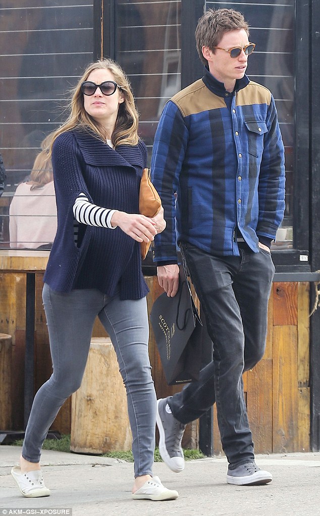 Hai vợ chồng nam diễn viên 34 tuổi ăn mặc rất giản dị với quần jeans, áo sơ mi và giày lười. 