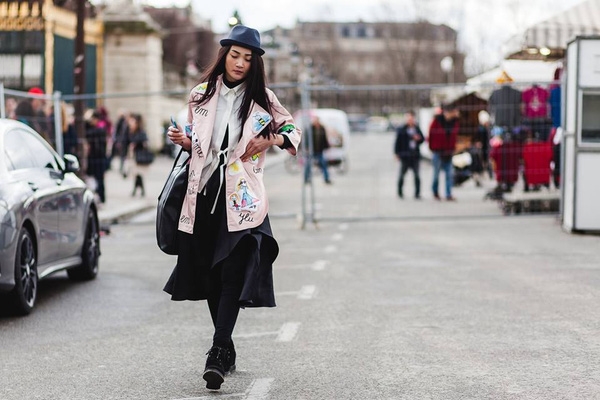 Paris mùa này bỗng tràn ngập bóng dáng các fashionista Việt - Ảnh 2.