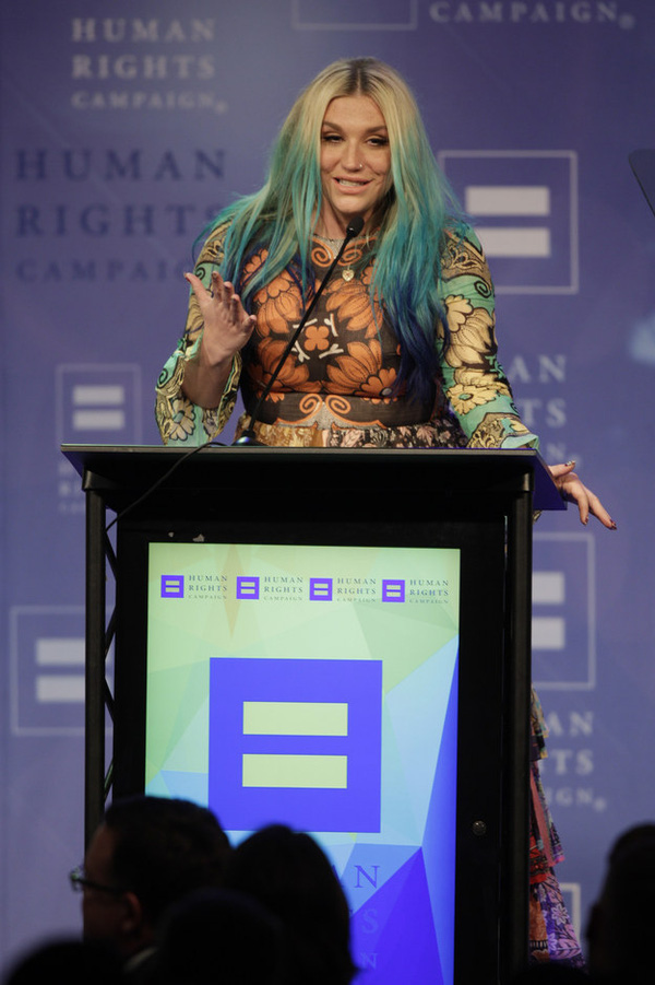 Kesha cố không khóc khi lên nhận giải: Đừng ngần ngại lên tiếng chống lại sự bất công - Ảnh 3.