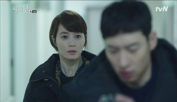 “Signal”: Liệu Lee Jae Han có cứu được người anh trai đã chết của Park Hae Young? - Ảnh 16.