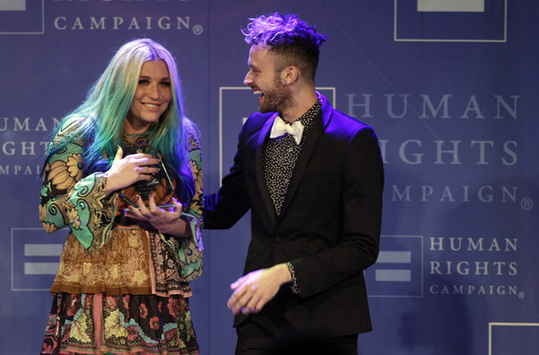 Kesha cố không khóc khi lên nhận giải: Đừng ngần ngại lên tiếng chống lại sự bất công - Ảnh 1.