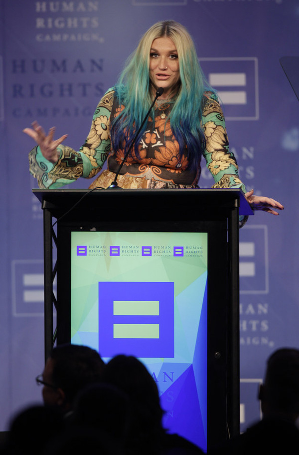 Kesha cố không khóc khi lên nhận giải: Đừng ngần ngại lên tiếng chống lại sự bất công - Ảnh 2.