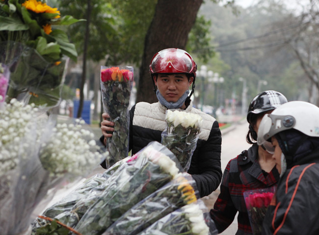 &#34;Soái ca&#34; tấp nập ra phố mua hoa ngày 8.3 - 3