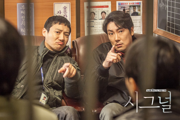 “Signal”: Liệu Lee Jae Han có cứu được người anh trai đã chết của Park Hae Young? - Ảnh 20.