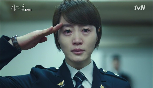 “Signal”: Liệu Lee Jae Han có cứu được người anh trai đã chết của Park Hae Young? - Ảnh 2.