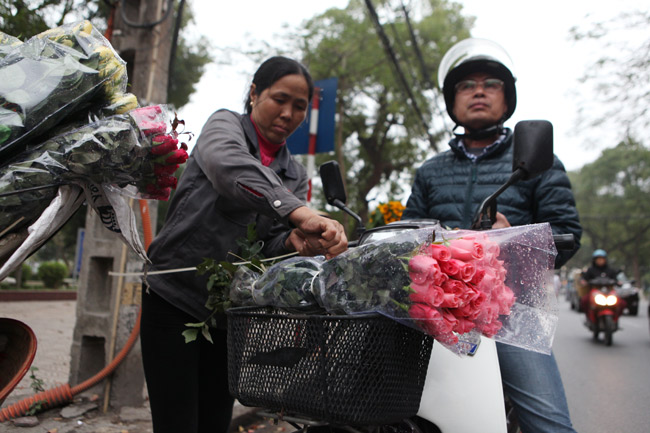 &#34;Soái ca&#34; tấp nập ra phố mua hoa ngày 8.3 - 5