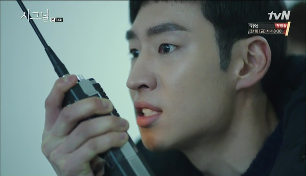 “Signal”: Liệu Lee Jae Han có cứu được người anh trai đã chết của Park Hae Young? - Ảnh 15.