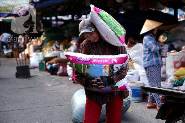 8/3 ở đâu không biết, với những phụ nữ này vẫn chỉ là 1 ngày kiếm sống bình thường...