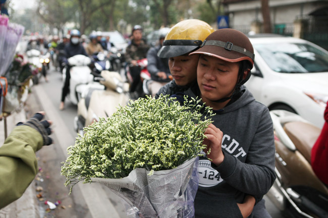 &#34;Soái ca&#34; tấp nập ra phố mua hoa ngày 8.3 - 4