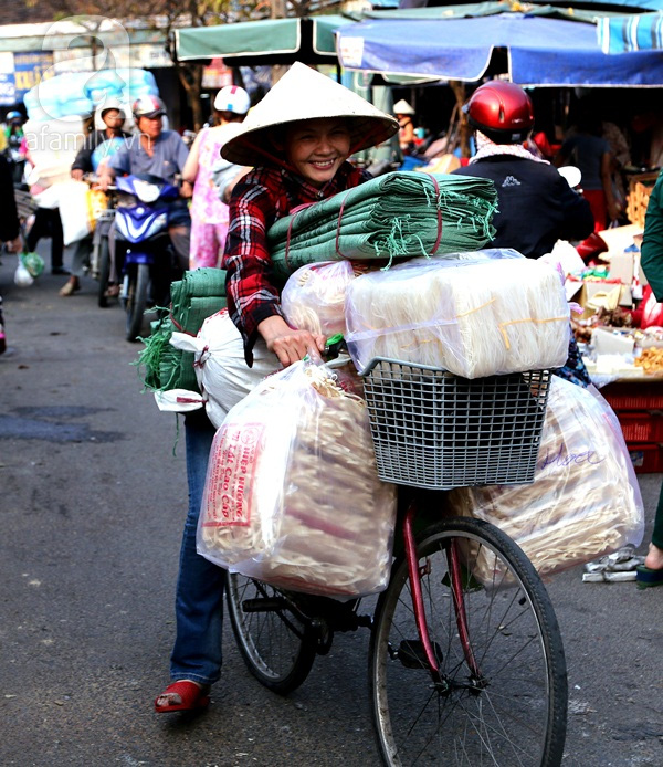 8/3 ở đâu không biết, với những phụ nữ này vẫn chỉ là 1 ngày kiếm sống bình thường...