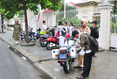 Học sinh vi phạm luật giao thông bị xử lý.