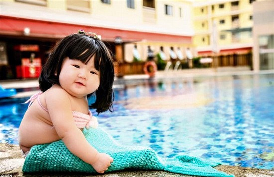  Tiểu mỹ nhân ngư mũm mĩm  người Việt lên báo Tây vì quá đáng yêu