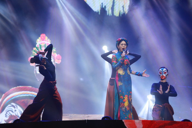  Xuất hiện trên sân khấu với nhiều phong cách và phong thái khác nhau, Lệ Quyên đã tạo ra thật nhiều màu sắc thú vị cho đêm nhạc. 