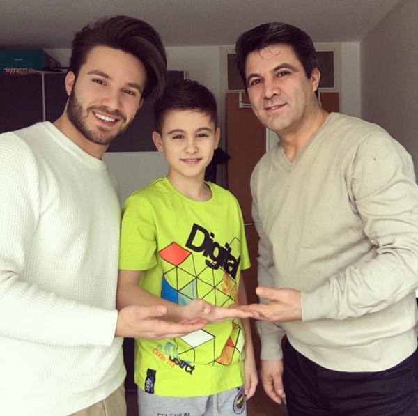 Ahmet bên em trai và bố mình. Dễ dàng nhận ra, cặp anh em "nam thần" này sở hữu ngoại hình long lanh như thế là nhờ nguồn gien