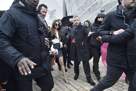  Selena Gomez gợi cảm tại Paris 11