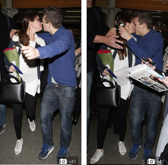 Selena Gomez bị fan cuồng ôm hôn 12