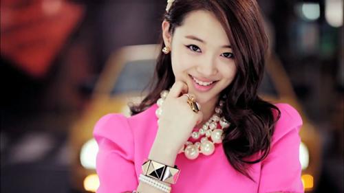 sulli-bi-nem-da-vi-dang-anh-say-xin-1