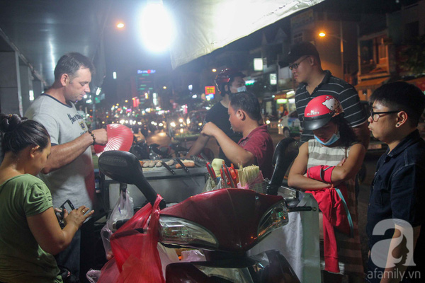 Một ngày buôn thúng bán bưng của chàng Tây trúng tiếng sét ái tình cô gái Việt