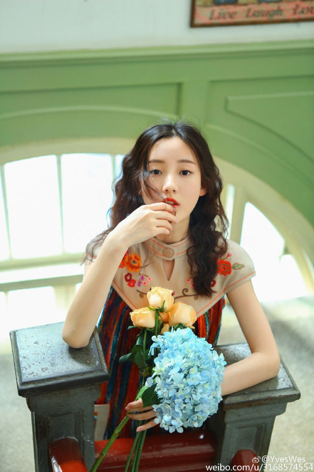   Lướt qua trang weibo sở hữu hơn 50.000 lượt theo dõi của cô nàng, có thể dễ dàng nhận thấy Vũ Vi thường xuyên làm người mẫu ảnh cho nhiều thương hiệu thời trang.  